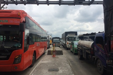 Tài xế dùng đủ "chiêu" phản ứng, trạm BOT Cần Thơ - Phụng Hiệp tắc cứng