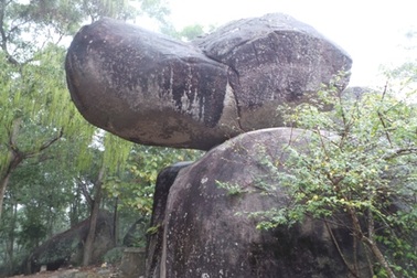 Hòn Mái tại di tích Hòn Trống Mái có hiện tượng... rung rinh