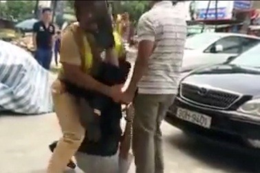 Người say rượu đạp vào mặt Cảnh sát giao thông được tại ngoại