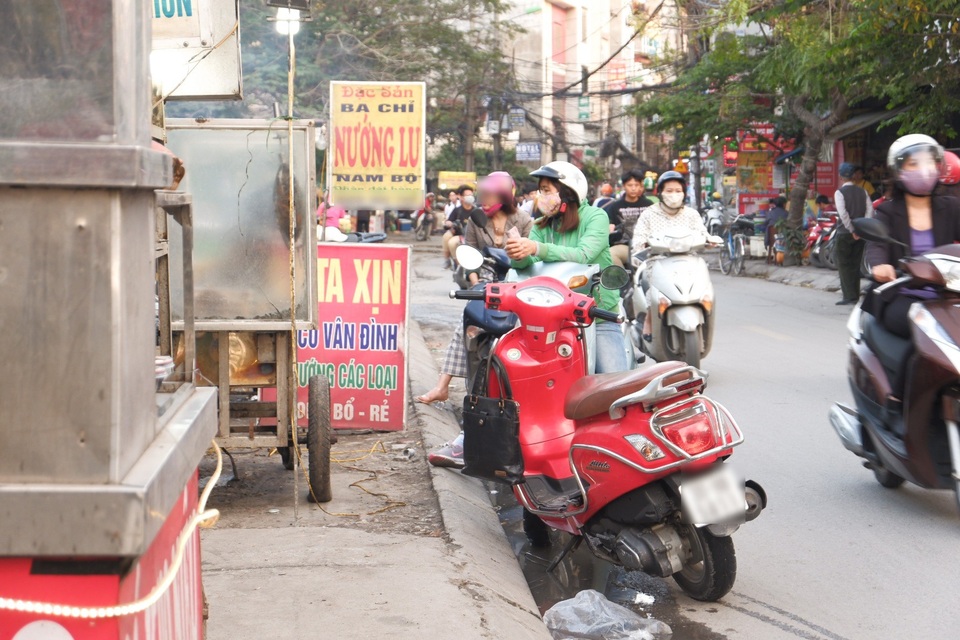 Nghịch lý của người Việt: Sốt sắng mua khẩu trang vì ô nhiễm, thản nhiên ăn uống ở lề đường đầy bụi - 8 Nghịch lý của người Việt: Sốt sắng mua khẩu trang vì ô nhiễm, thản nhiên ăn uống ở lề đường đầy bụi - 8