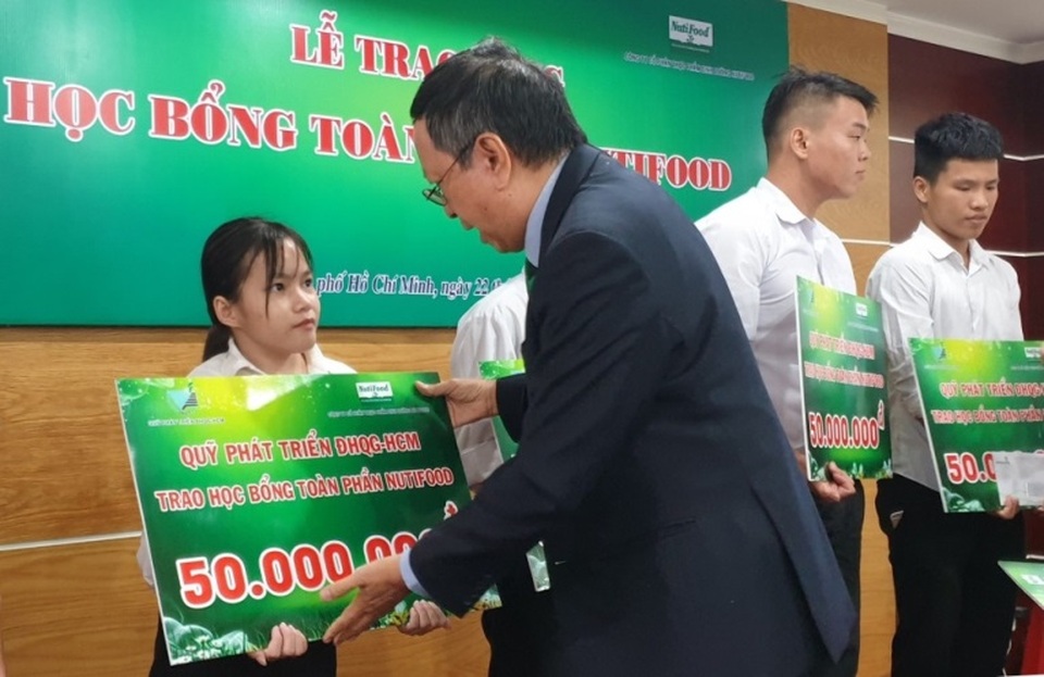 Nutifood trao học bổng toàn phần cho sinh viên đại học Quốc Gia TP.HCM - 1