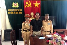 Tổ Cảnh sát giao thông trả lại ví tiền cho người đánh rơi