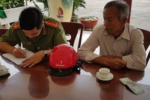 Người đàn ông nhặt được tiền cố chạy theo người đánh rơi để trả