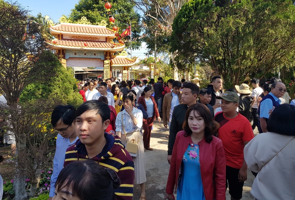 Dân phố núi hân hoan lên chùa hái lộc, cầu may đầu năm - 6 Dân phố núi hân hoan lên chùa hái lộc, cầu may đầu năm - 6