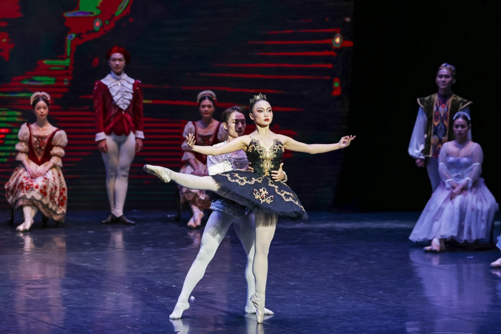 Ballet Hồ thiên nga tỏa sáng và đầy mê hoặc trên sân khấu - 3 Ballet Hồ thiên nga tỏa sáng và đầy mê hoặc trên sân khấu - 3