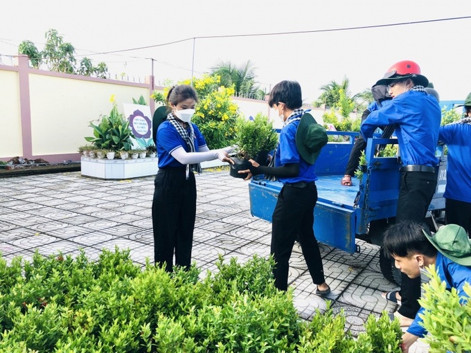Sinh viên Trường Cao đẳng Kiên Giang trồng cây xanh xây dựng không gian xanh, sạch trong môi trường học đường.