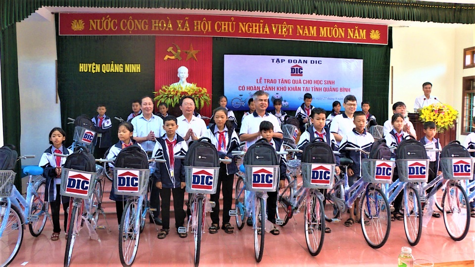 Quảng Bình: Tặng 100 chiếc xe đạp “nâng bước học sinh nghèo” đến trường - 1 Quảng Bình: Tặng 100 chiếc xe đạp “nâng bước học sinh nghèo” đến trường - 1