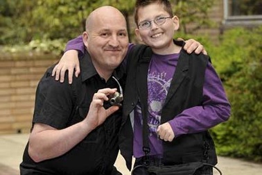 Cậu bé nhỏ tuổi nhất được gắn ống bơm máu