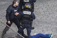 Pháp kết thúc cuộc vây bắt nghi phạm khủng bố: 2 người chết, 7 người bị bắt
