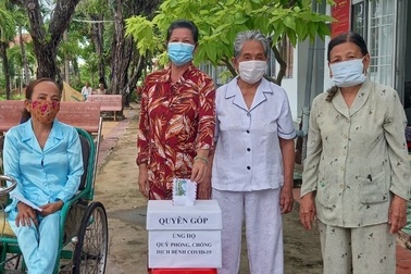 Nhiều cụ già rút tiền tiết kiệm ủng hộ Quỹ vắc xin phòng, chống Covid-19