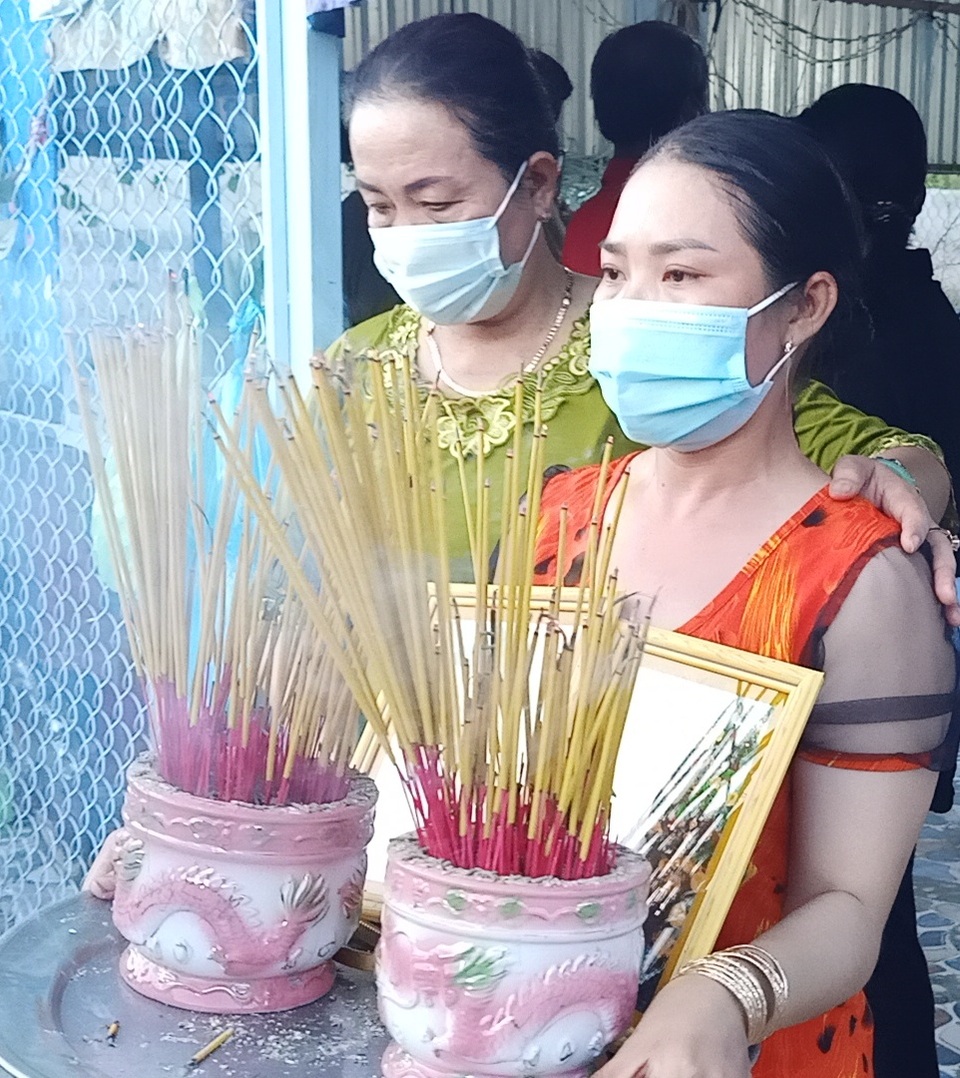 Đang điều tra vụ 2 chị em tử vong sau khi ăn cháo gà, uống nước ngọt - 2 Đang điều tra vụ 2 chị em tử vong sau khi ăn cháo gà, uống nước ngọt - 2