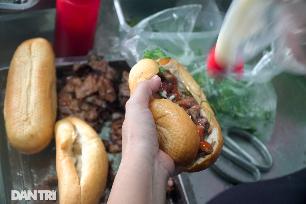 Người dân Hà Nội phấn khởi mua bún, phở mang về tại hàng quán ở vùng xanh - 4 Người dân Hà Nội phấn khởi mua bún, phở mang về tại hàng quán ở vùng xanh - 4