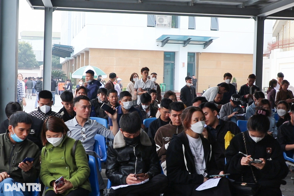 Công an cử thêm lực lượng hỗ trợ người dân gặp khó khi làm hộ chiếu online - 1 Công an cử thêm lực lượng hỗ trợ người dân gặp khó khi làm hộ chiếu online - 1