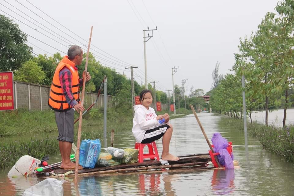 Lũ đi qua, chỉ còn lại bùn non và nước mắt... - 3 Lũ đi qua, chỉ còn lại bùn non và nước mắt... - 3