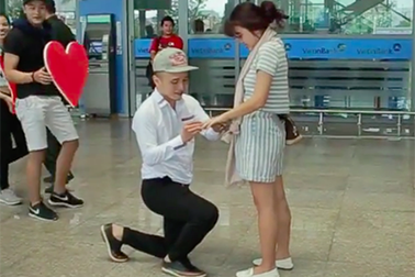 Clip màn cầu hôn lãng mạn ở sân bay Đà Nẵng