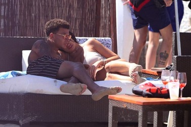 Ngẩn ngơ ngắm bạn gái siêu mẫu của ngôi sao tuyển Anh diện bikini “thả dáng”