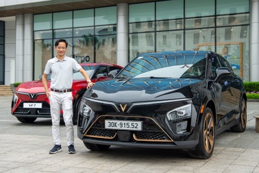 Khách hàng chọn mua VF 7 Hỏa Long Độc Bản vì công nghệ vượt trội