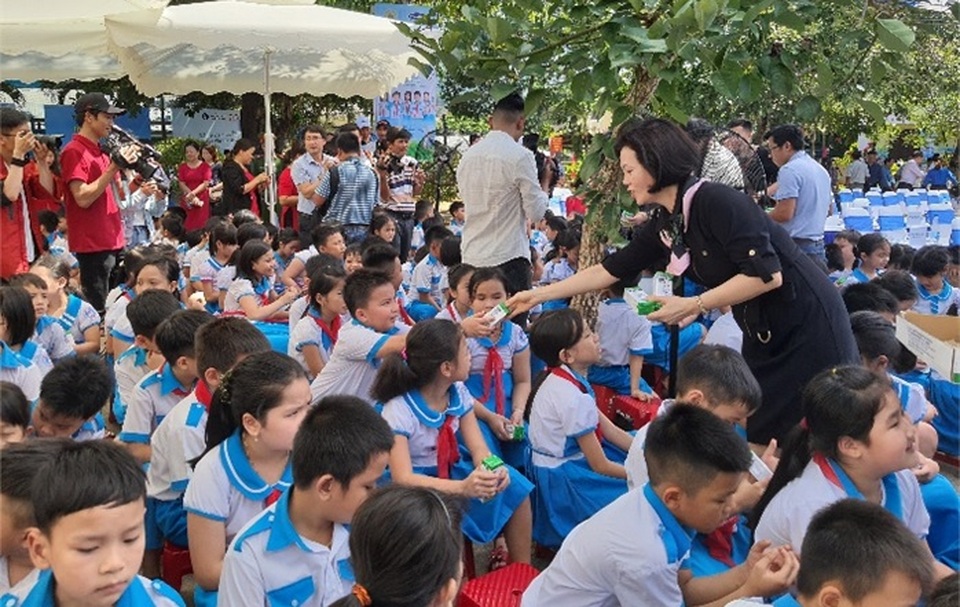 Vinamilk mang niềm vui uống sữa đến với trẻ em Quảng Nam - 2