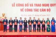 Công bố và trao nghị quyết của Ủy ban Thường vụ Quốc hội về công tác cán bộ