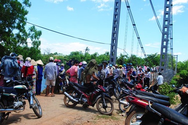 Nằm chết dưới sông trong ngày cưới con gái