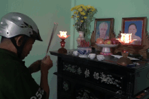 Người dân miền Trung thắp nhang cầu nguyện để rời nhà đi tránh bão Kalmaegi