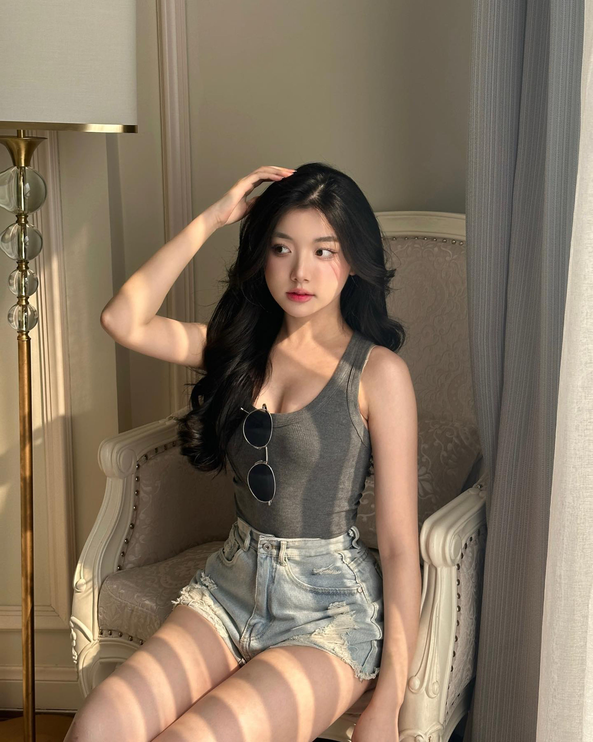 Nhan sắc xinh đẹp của hot girl sinh năm 2002 gây sốt tại lễ tốt nghiệp - 12 Nhan sắc xinh đẹp của hot girl sinh năm 2002 gây sốt tại lễ tốt nghiệp - 12