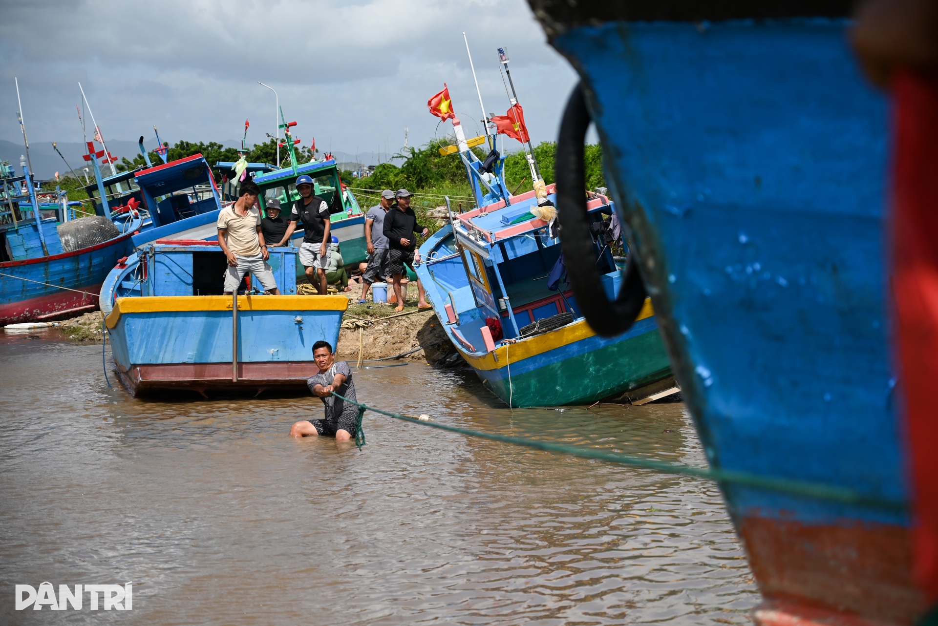 Ngư dân Lâm Đồng khóc ròng bên xác tàu tả tơi sau trận lũ lịch sử - 7 Ngư dân Lâm Đồng khóc ròng bên xác tàu tả tơi sau trận lũ lịch sử - 7
