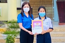 Tuyên dương nữ sinh lớp 7 nhặt được ví tiền trả lại người đánh rơi