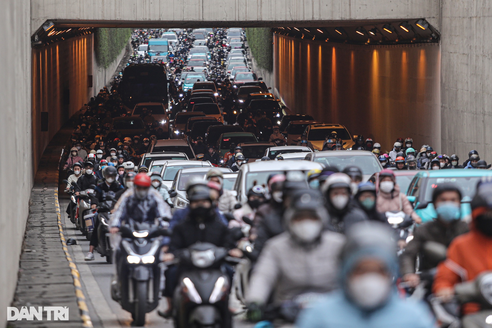 Hà Nội: Giao thông hỗn loạn, kẹt gần 5km trên đại lộ Thăng Long - 3 Hà Nội: Giao thông hỗn loạn, kẹt gần 5km trên đại lộ Thăng Long - 3