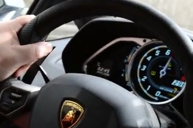Siêu xe Lamborghini Aventador và… tốc độ 300km/h