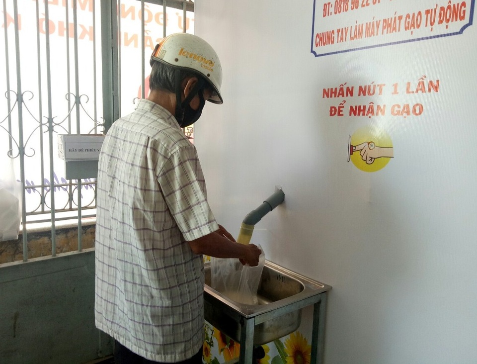 “Cây ATM gạo” giúp người khó khăn đầu tiên ở Bạc Liêu - 3 “Cây ATM gạo” giúp người khó khăn đầu tiên ở Bạc Liêu - 3