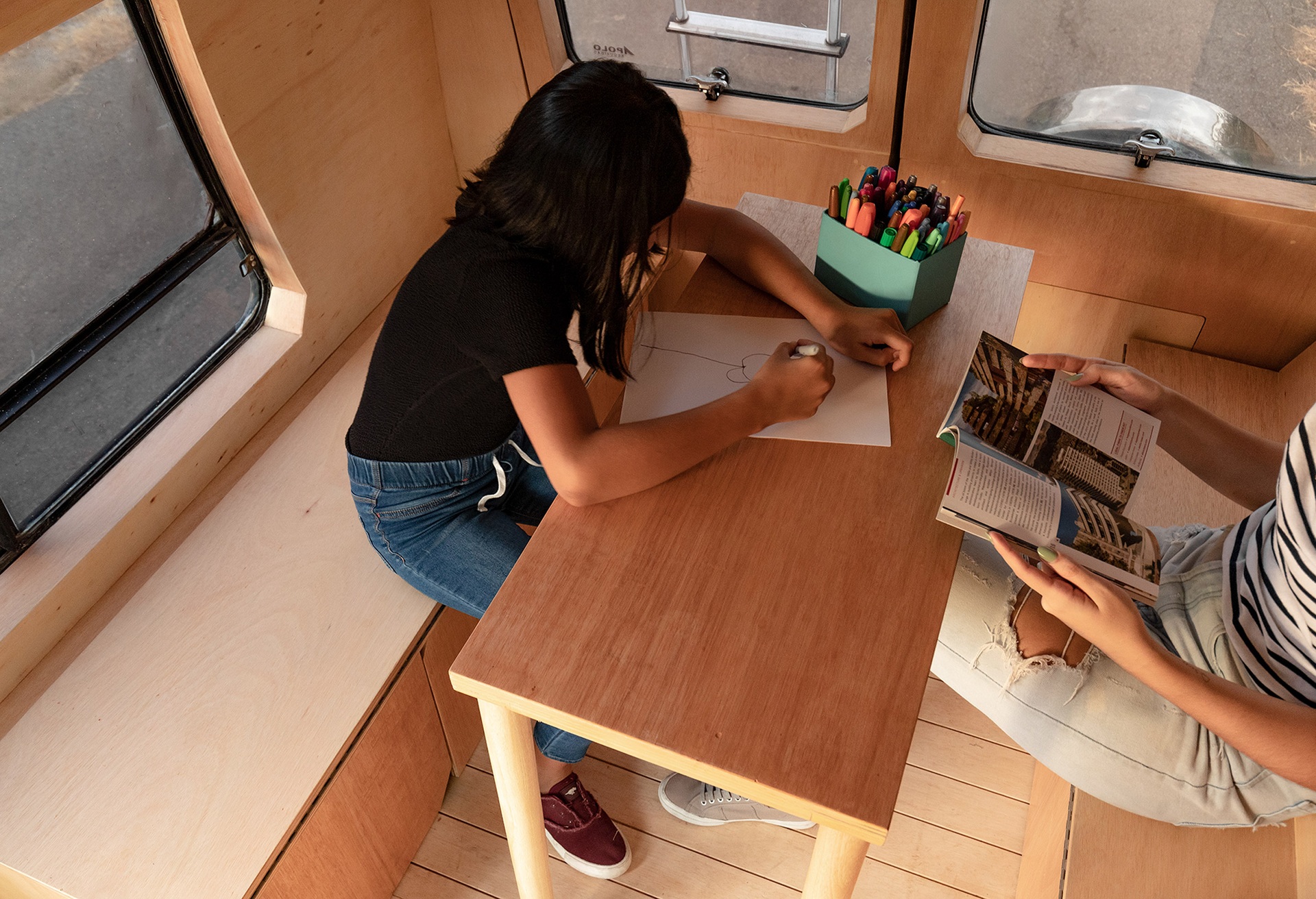 Độc chiêu nội thất biến chiếc xe van cũ thành nhà di động đẹp khó cưỡng - 14 Độc chiêu nội thất biến chiếc xe van cũ thành nhà di động đẹp khó cưỡng - 14