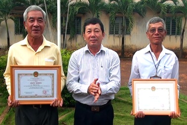 Khen thưởng hai ngư dân cứu 6 người trên hồ Trị An