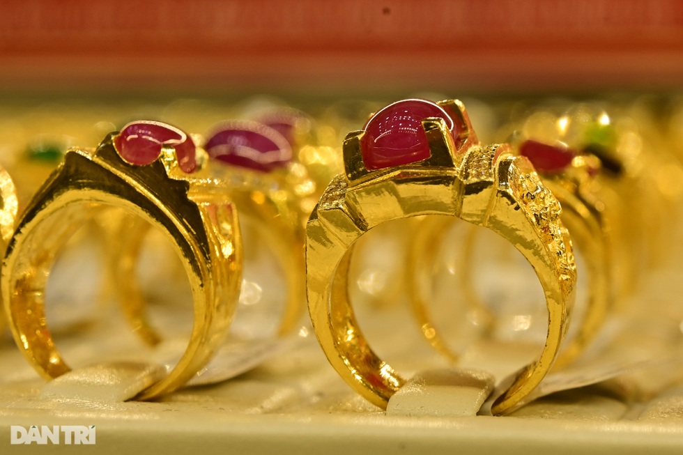 Có nên bán vàng để đầu tư kênh khác lúc giá cao? - 2