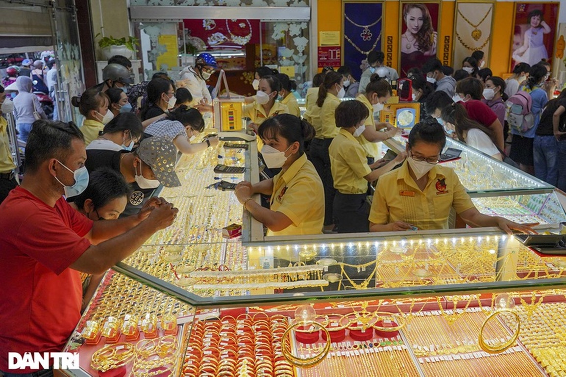 Giá vàng miếng về vùng 70 triệu đồng/lượng, vẫn bỏ xa giá thế giới - 1 Giá vàng miếng về vùng 70 triệu đồng/lượng, vẫn bỏ xa giá thế giới - 1