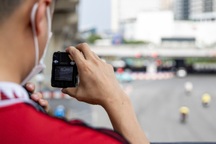 CSGT hóa trang, dùng "bảo bối" để phạt nguội xe máy vượt đèn đỏ