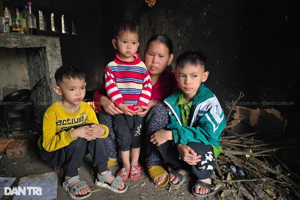 Mẹ khờ đơn thân nuôi 3 con suy dinh dưỡng trong căn nhà nát - 3 Mẹ khờ đơn thân nuôi 3 con suy dinh dưỡng trong căn nhà nát - 3