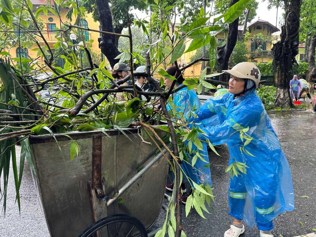 Hà Nội khẩn trương dọn dẹp hậu quả bão, trả lại tuyến phố xanh sạch