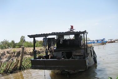 Chìm tàu, hàng trăm lít dầu tràn ra sông