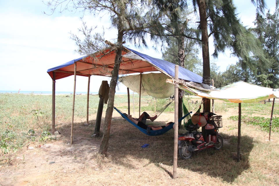 Người dân đổ ra bờ biển dựng lều, mắc võng tránh nóng - 3 Người dân đổ ra bờ biển dựng lều, mắc võng tránh nóng - 3