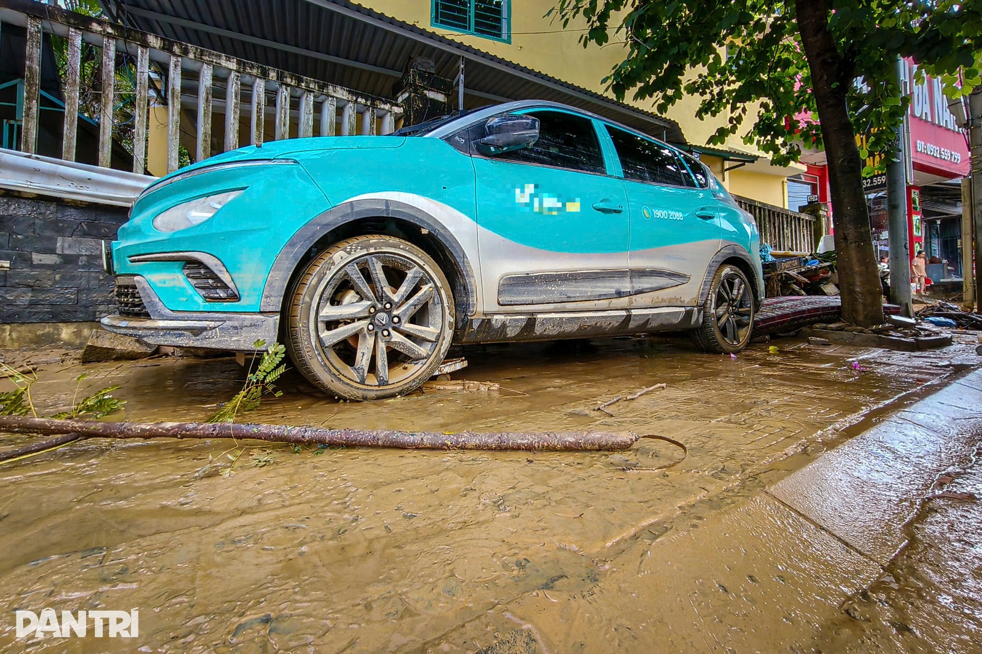 Ô tô chết la liệt, bùn và rác phủ kín khắp nơi sau lũ - 2 Ô tô chết la liệt, bùn và rác phủ kín khắp nơi sau lũ - 2