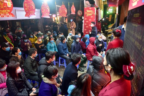 Sợ dịch Corona, "phố vàng" Hà Nội vắng vẻ, đìu hiu trong ngày vía Thần Tài