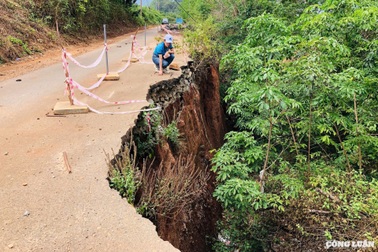 Đường bị xẻ đôi nhiều năm chưa được khắc phục