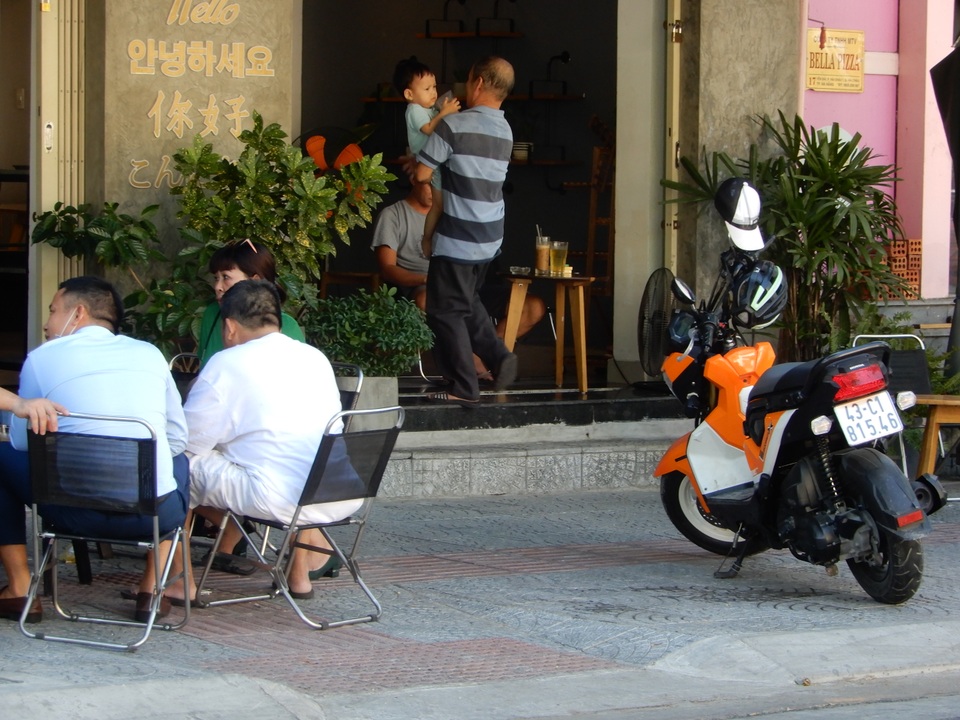 Hàng quán tại Đà Nẵng nhộn nhịp sau khi được mở cửa phục vụ tại chỗ - 1