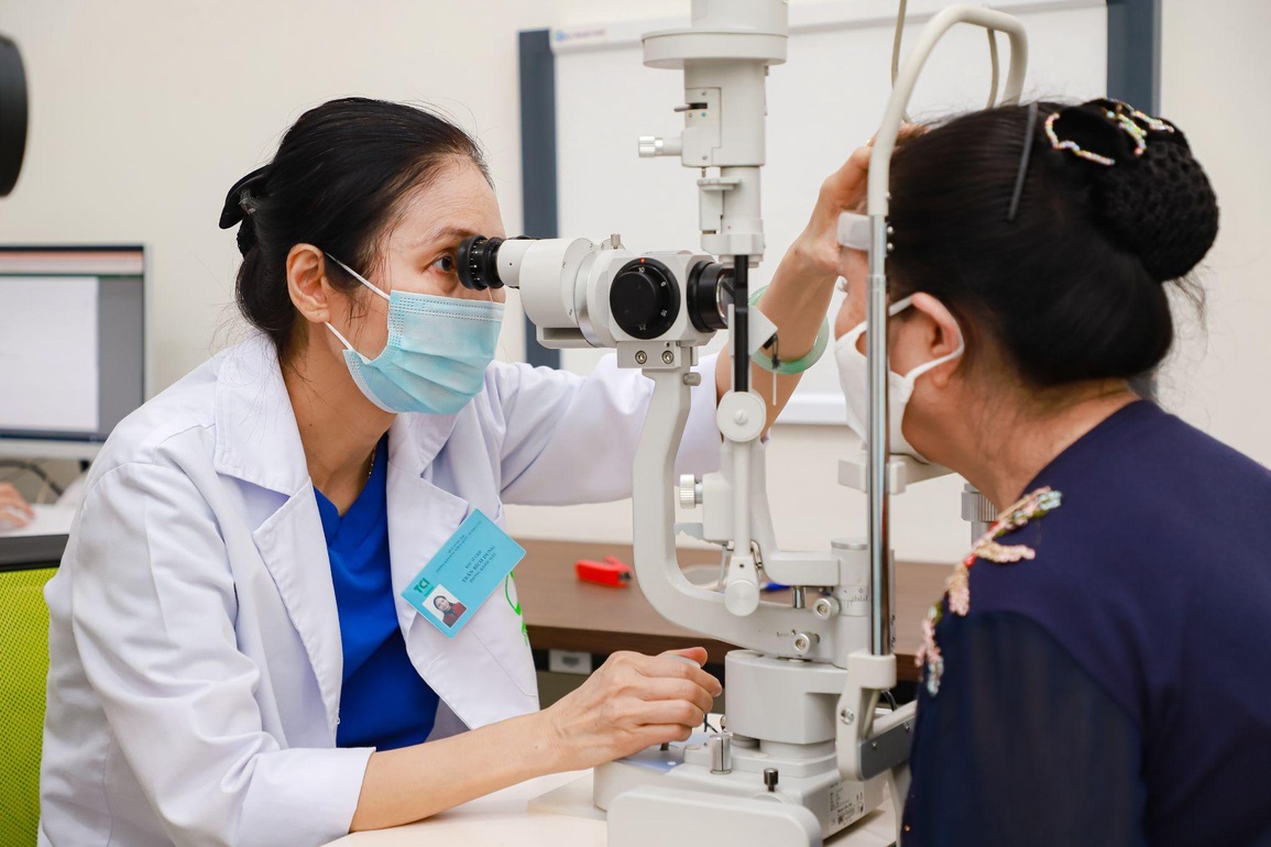 70% người trên 70 tuổi bị đục thủy tinh thể và các bệnh lý về mắt - 3 70% người trên 70 tuổi bị đục thủy tinh thể và các bệnh lý về mắt - 3