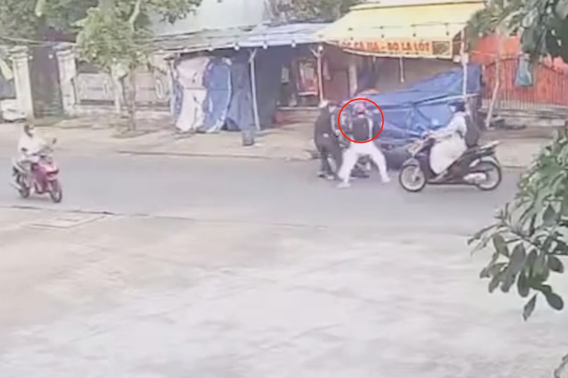 Nữ sinh hạ gục 2 tên cướp trên đường đi học - 1 Nữ sinh hạ gục 2 tên cướp trên đường đi học - 1