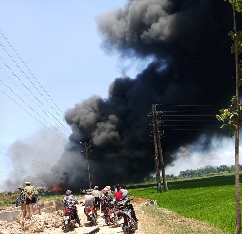 Đang cháy lớn trong khu công nghiệp tại Thanh Hóa - 5 Đang cháy lớn trong khu công nghiệp tại Thanh Hóa - 5
