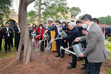 Tổng Bí thư, Chủ tịch nước trồng cây lưu niệm tại Hoàng Thành Thăng Long