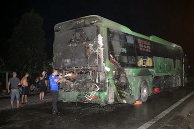 Xe khách bốc cháy dữ dội khi đang chạy trên quốc lộ