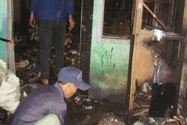 Lửa thiêu rụi kho trữ hàng hóa Tết 